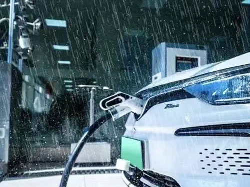 can you charge an electric vehicle in the rain